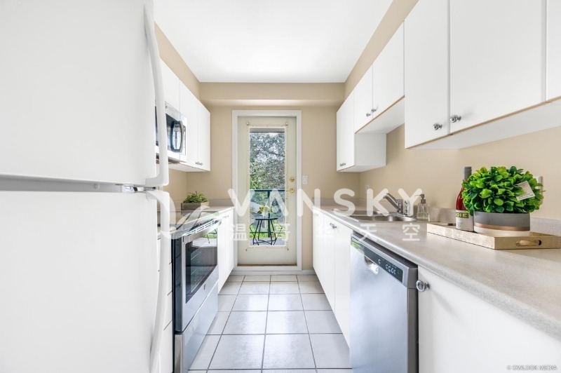221212212154_7 Kitchen.jpg